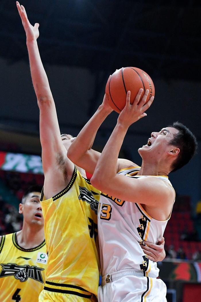 中国男篮队员训练备战奥运会，决心夺金