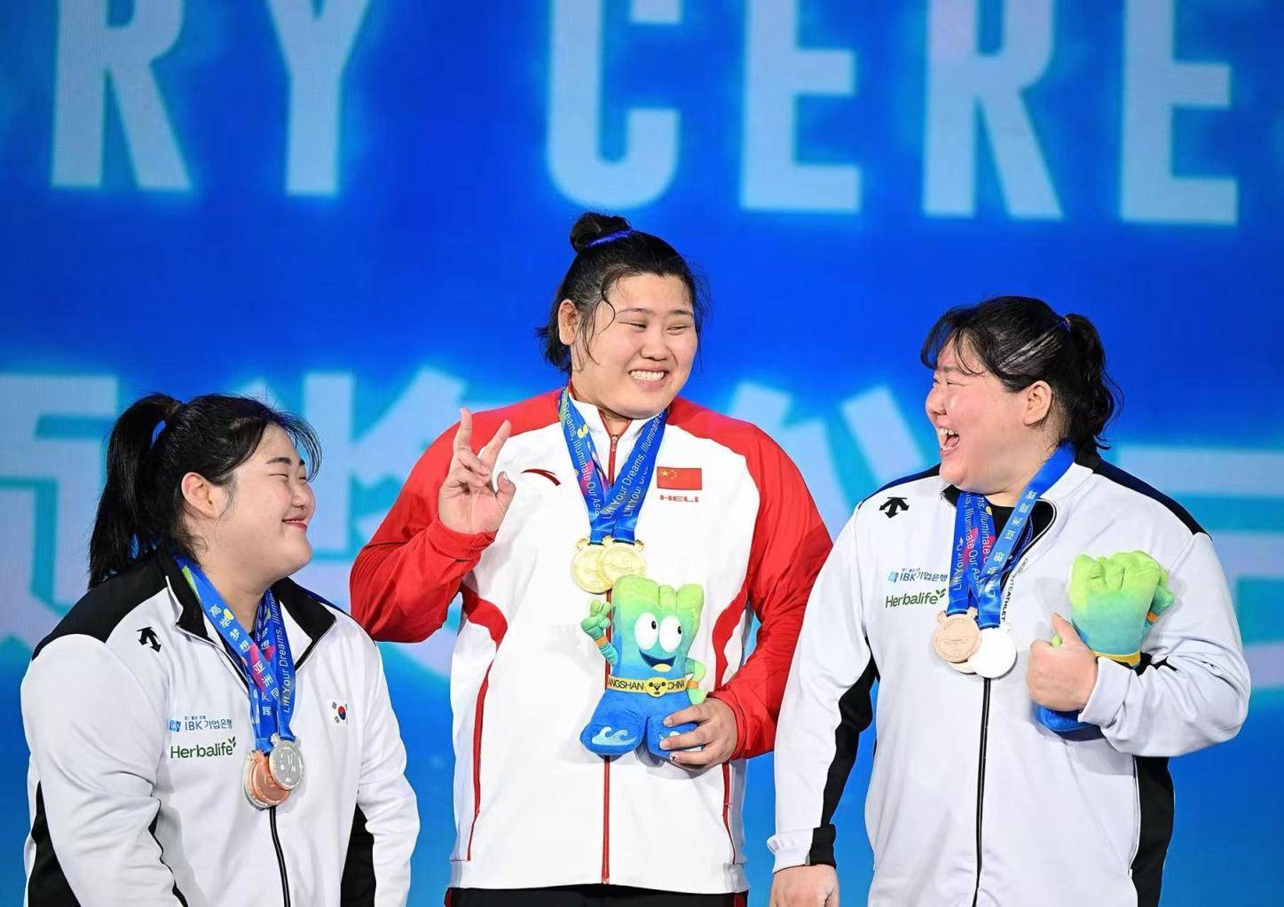 芬兰代表团在举重比赛中夺得亚军