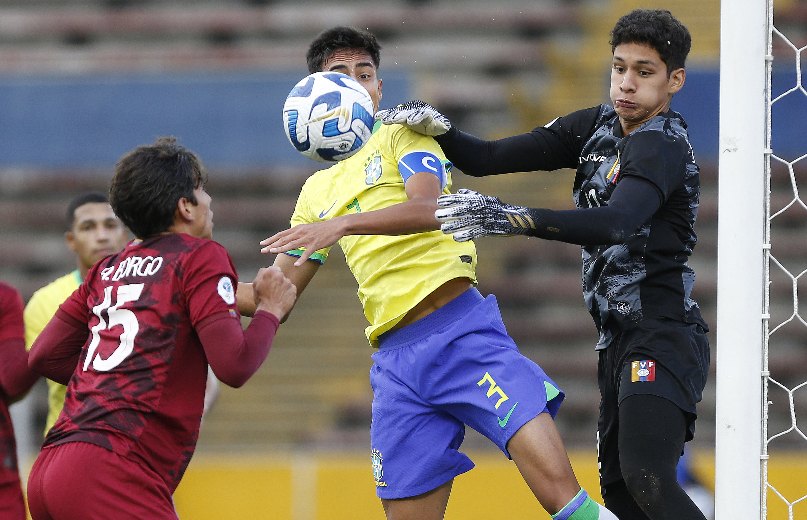 委内瑞拉女足赢得胜利，艰难突围