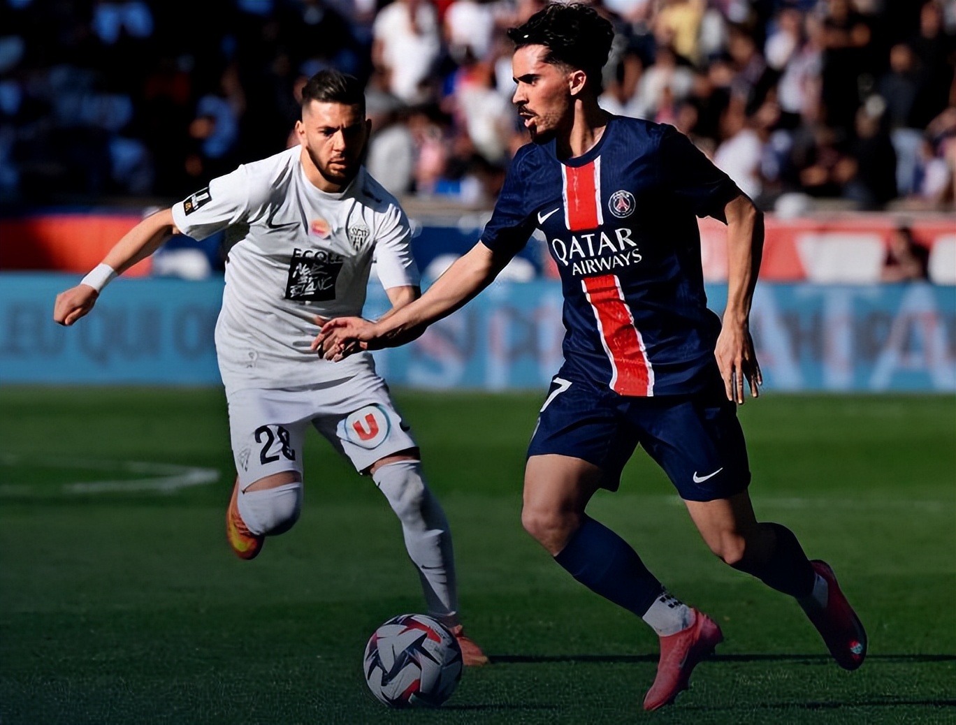 巴黎圣日耳曼击败巴塞罗那，波尔图痛失领先的简单介绍