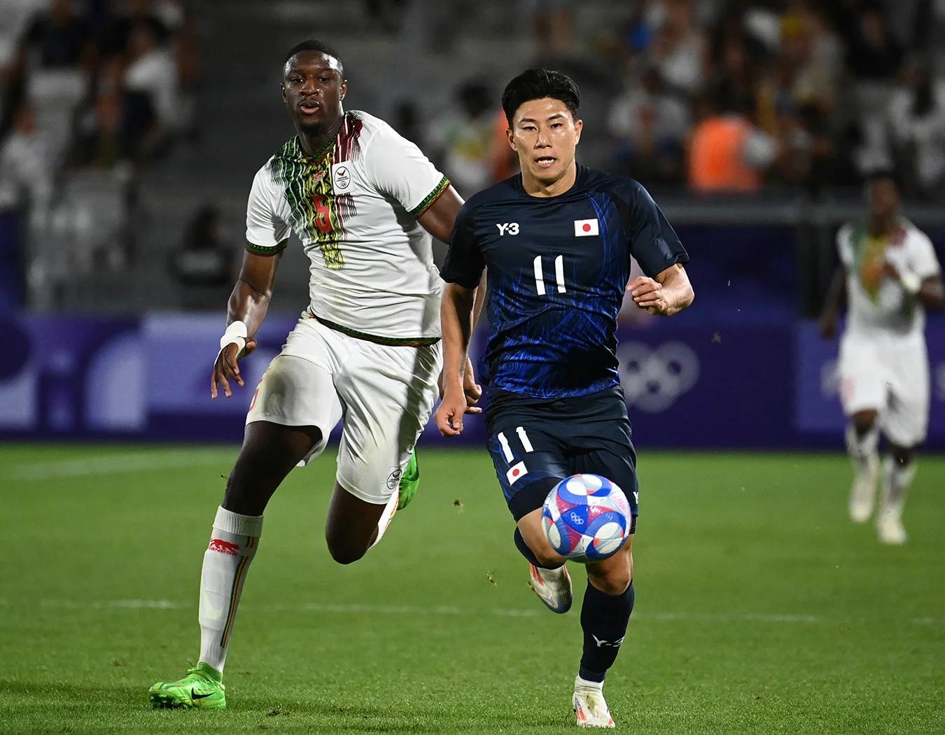 日本队在国际足球赛中夺得冠军