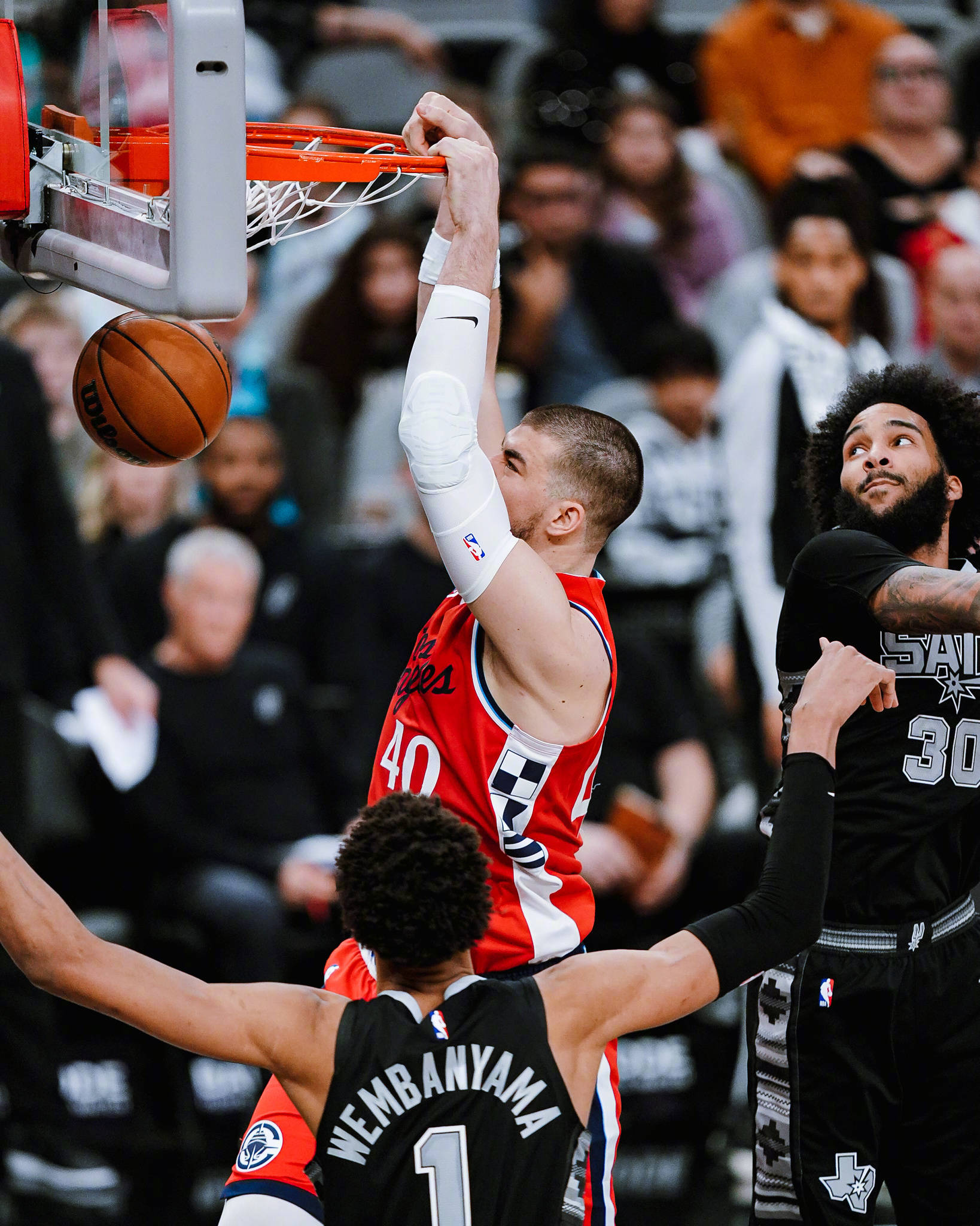 火箭客场胜马刺，戈登因伤无缘出场，哈登挺身而出的简单介绍